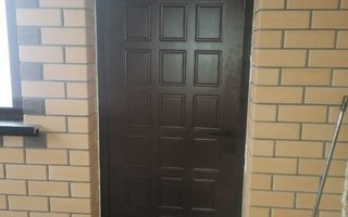 металлическая дверь для дачного дома с усилением в виде трёх петель