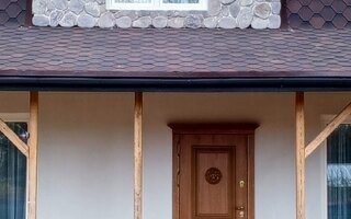 дверь входная с карнизом