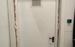 противопожарная дверь с вентиляцией