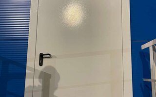 одностворчатая противопожарная дверь с двумя вентиляционными решетками