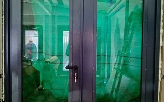 двустворчатая дверь со стеклом и доводчиком, с металлобагетом